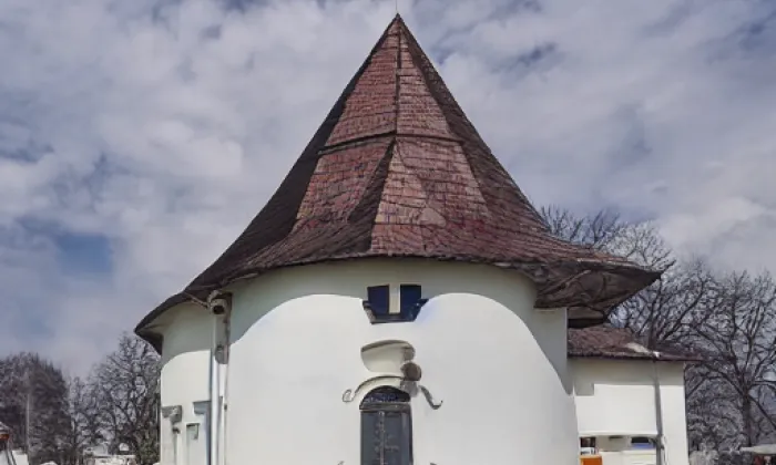 kostel Panny Marie Královny (Hrušovany u Brna) – jaro