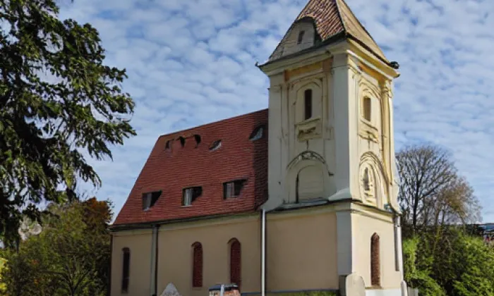 kostel Povýšení svatého Kříže (Honbice) – léto