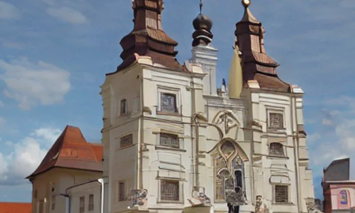Kostel Povýšení svatého Kříže (Kadaň) – jaro