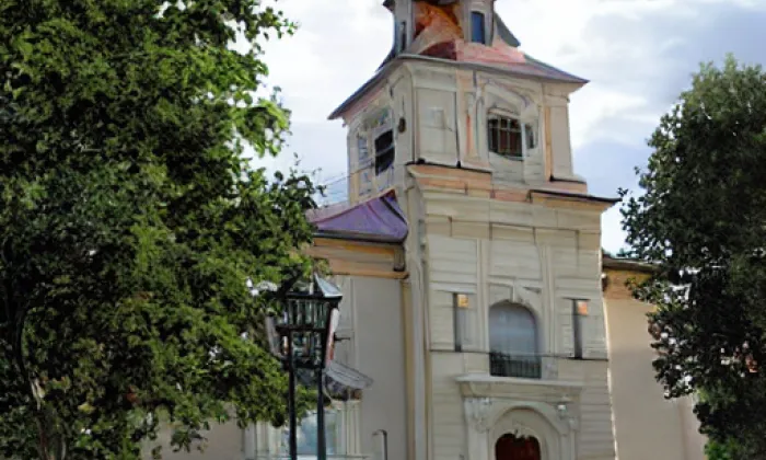 kostel Povýšení svatého Kříže (Petrovice) – spring