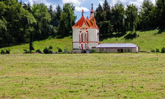 kostel sv. Martina (Lidice) – spring