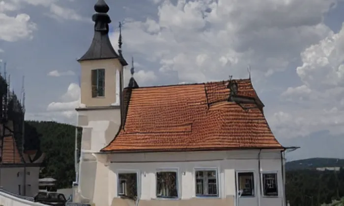 Kostel svatých Filipa a Jakuba (Frantoly) – autumn