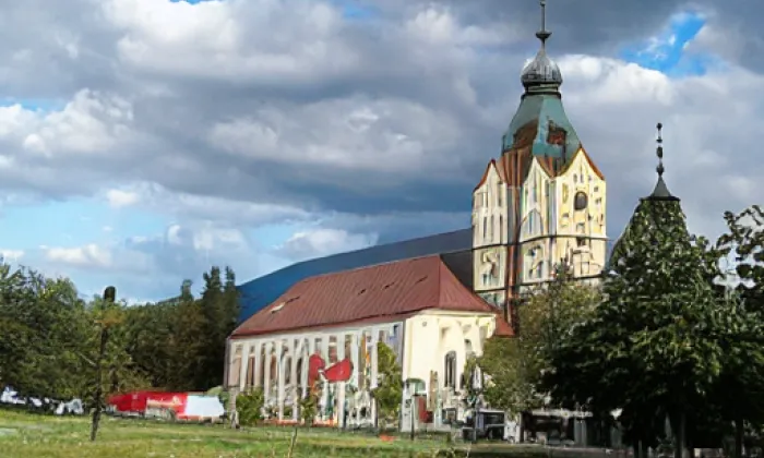 kostel svatých Petra a Pavla (Chotěvice) – jaro