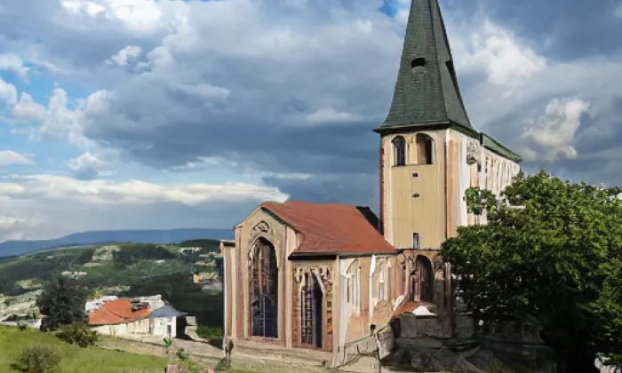 kostel svatých Petra a Pavla (Chotěvice) – léto