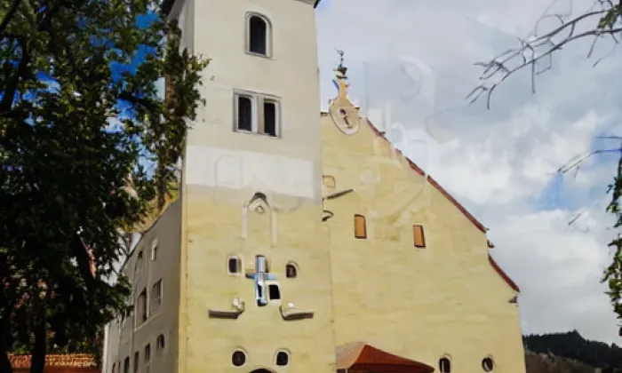 Kostel svatých Petra a Pavla (Načeradec) – léto