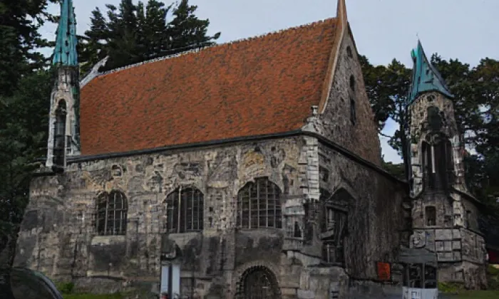 Kostel svatého Šimona a Judy (Lenešice) – noc