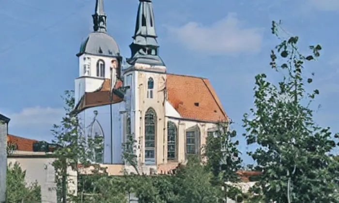 kostel svatého Apolináře (Sadská) – jaro