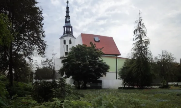 Kostel svatého Jana Nepomuckého (Karlovice) – podzim
