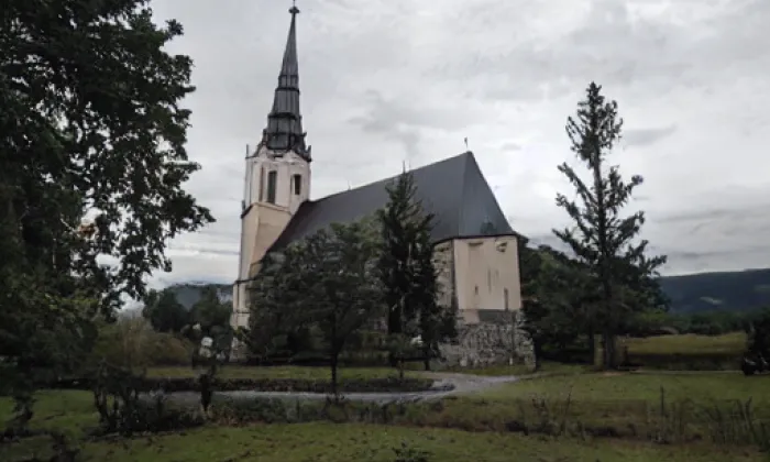 Kostel svatého Jana Nepomuckého (Karlovice) – jaro