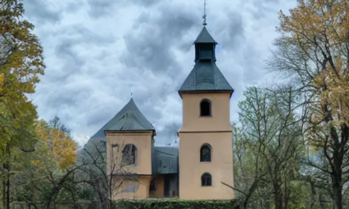 Kostel svatého Jiří (Doubravka) – autumn