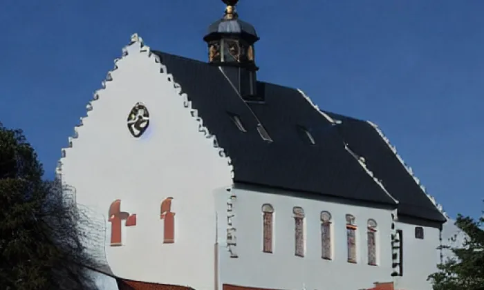 kostel svatého Kříže (Javorník) – jaro