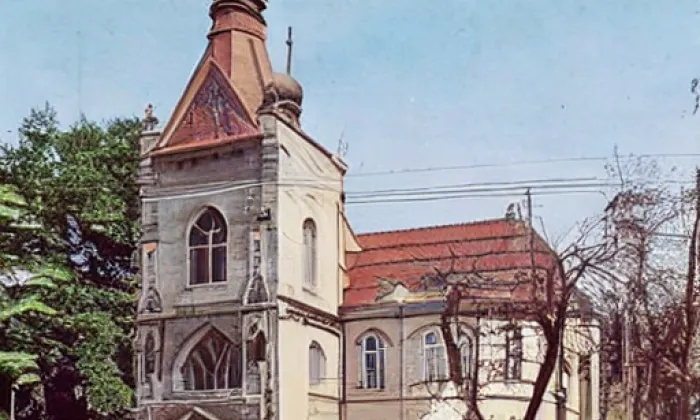 Kostel svatého Kříže a Všech svatých – léto