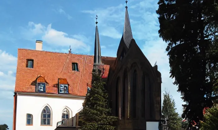 Kostel svatého Mikuláše (Lnáře) – léto