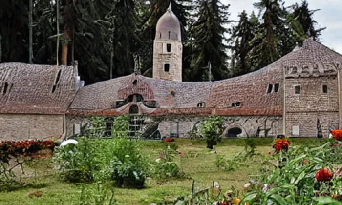 Kostel svatého Mikuláše v Třídomí – noc
