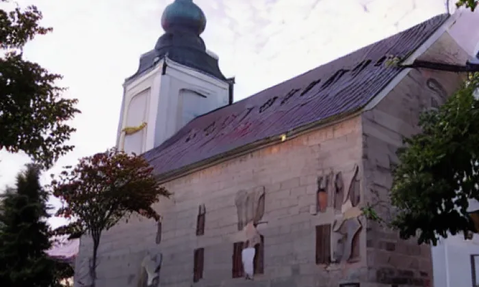 kostel svatého Petra a Pavla (Bernartice) – noc