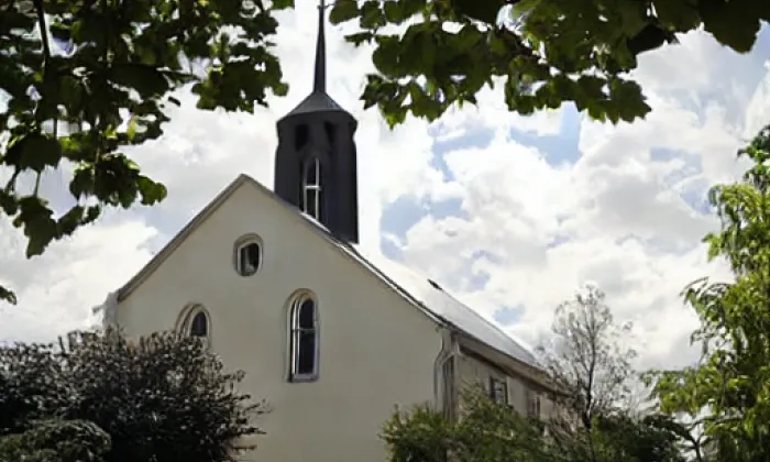 Kostel svatého Petra a Pavla (Chvatěruby) – noc