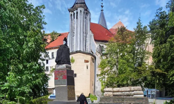 Kostel svatého Petra a Pavla (Kostelní Bříza) – noc