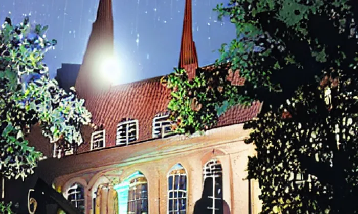 Kostel svatého Petra a Pavla (Nebovidy) – noc