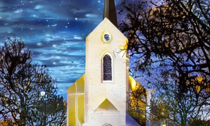 Kostel svatého Petra a Pavla (Podbřežice) – noc