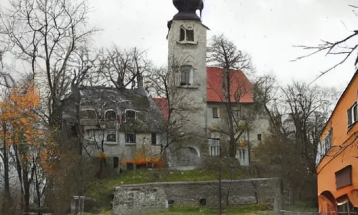 Kostel svatého Petra a Pavla (Soběnice) – autumn
