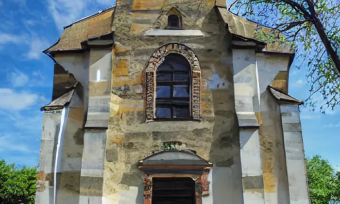 Kostel svatého Petra a Pavla (Sutom) – autumn