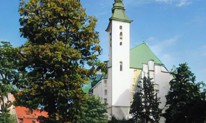 kostel svatého Petra a Pavla (Těšetice) – jaro