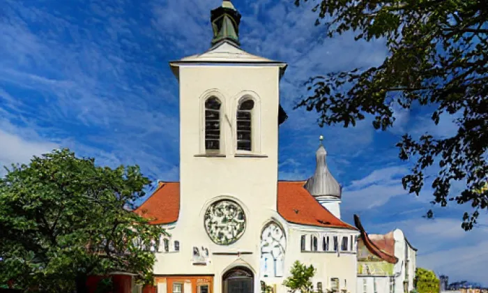 Kostel svatého Prokopa (Čestlice) – jaro