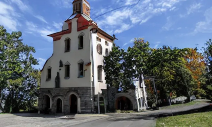kostel svatého Václava (Dukovany) – podzim