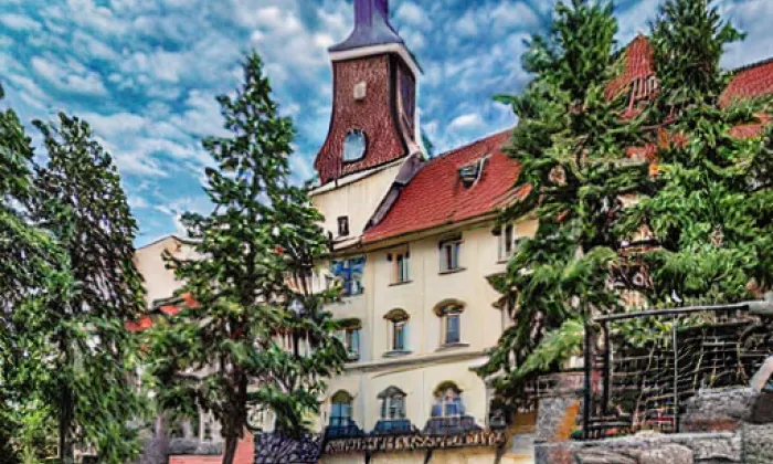 Kostel svatého Vavřince (Stará Paka) – noc