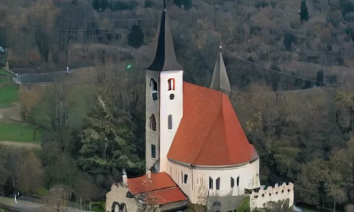 Kostel svatého Vavřince (Tedražice) – podzim