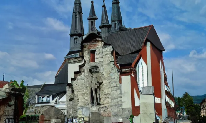 kostel Všech svatých (Sedlec) – léto