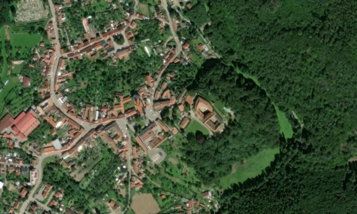 Lomnická radnice – letecký pohled