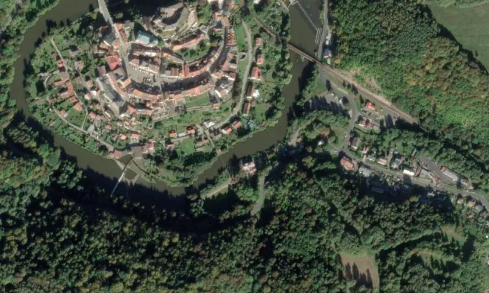 Městské opevnění v Lokti – letecký pohled