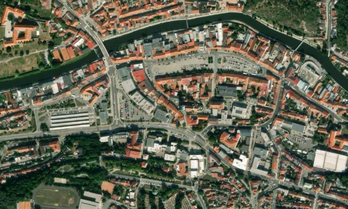 Malovaný dům v Třebíči – letecký pohled
