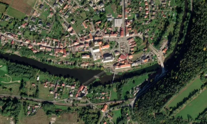Mariánské sousoší v Kácově – letecký pohled