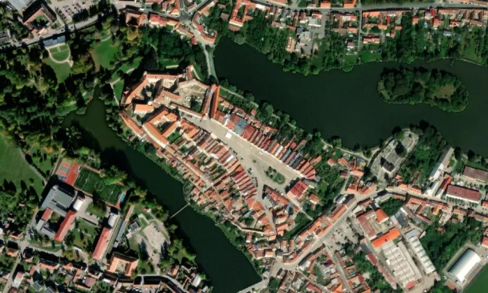Morový sloup v Telči – letecký pohled