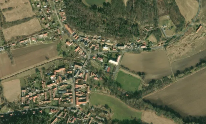 most přes Bakovský potok v Sazené – letecký pohled
