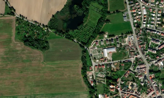 most silnice III/1555 přes Zlatou stoku v Lomnici nad Lužnicí – letecký pohled
