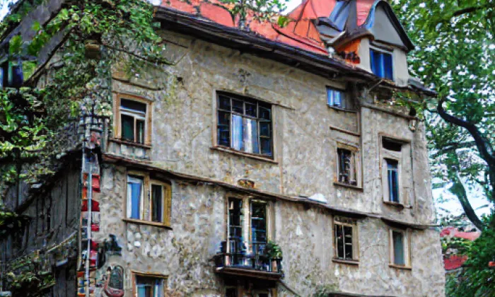 Nová obřadní síň u Starého židovského hřbitova v Praze-Josefově – summer