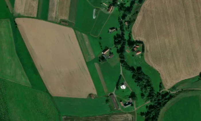 Obelisk se sochami – letecký pohled