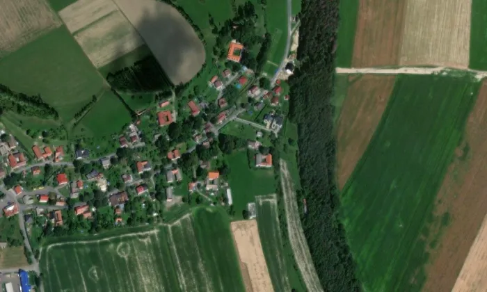 Polygonální stodola v Širokém Dole – letecký pohled