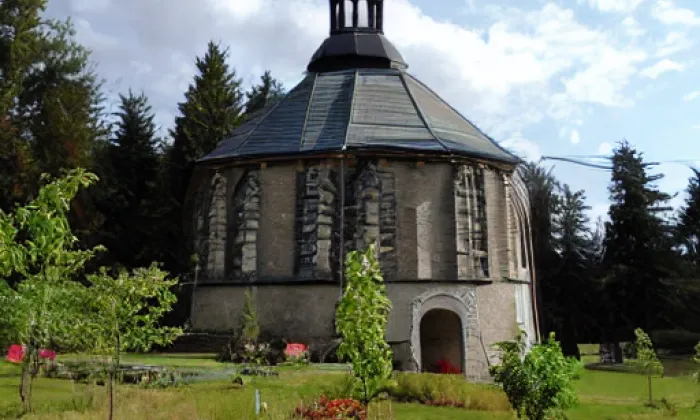 Poutní kaple Panny Marie Pomocné a křížová cesta – spring