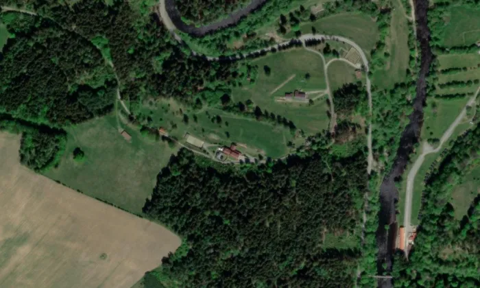 poutní kaple svaté Anny s lázněmi a křížovou cestou na Studenci v Rožmberku nad Vltavou – letecký pohled