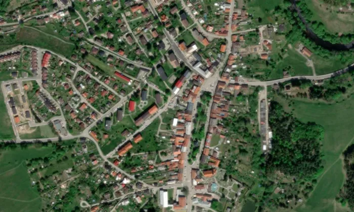 pranýř se sochou svaté Barbory – letecký pohled