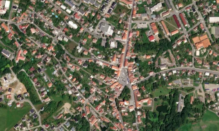 radnice v Jílovém u Prahy – letecký pohled