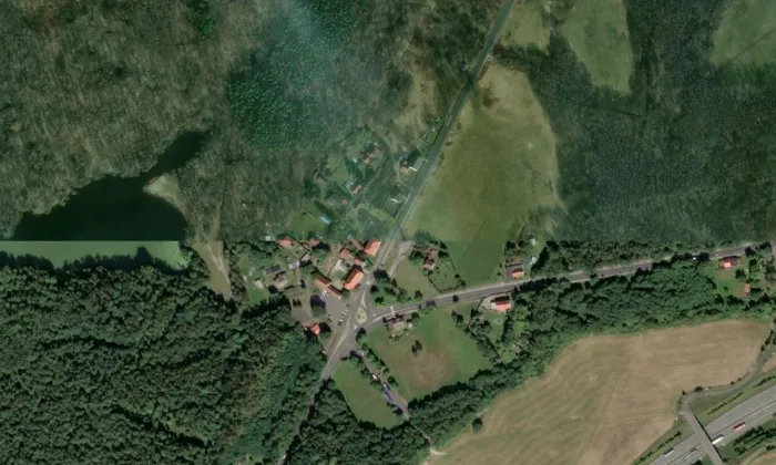 Rakouský pomník bitvy roku 1813 se strážním domkem – letecký pohled
