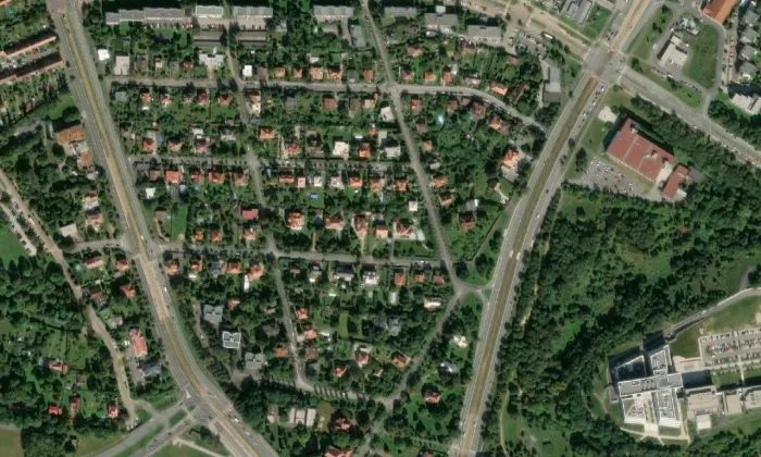 Rodinný dům Františka Beneše se zahradou – letecký pohled