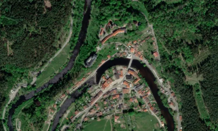 Sloup se sochou svatého Jana Nepomuckého (Rožmberk nad Vltavou) – letecký pohled