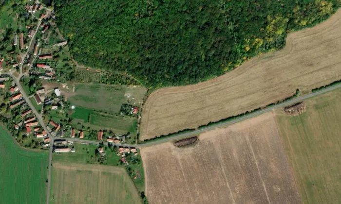 Sloup se sousoším Nejsvětější Trojice (Studce) – letecký pohled