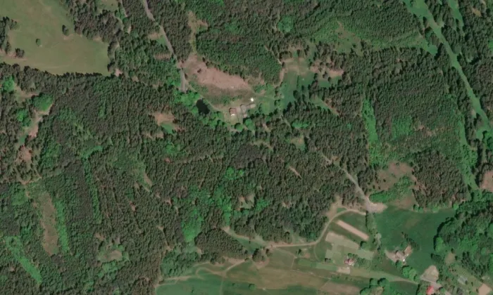 Smírčí kříž (Bečov nad Teplou) – letecký pohled
